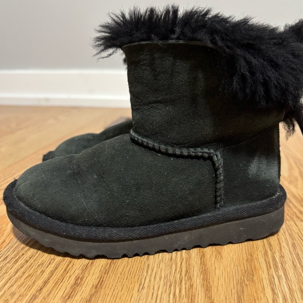 UGG AUSTRALIA Little Girl’s Classic Bailey Bow Black Boots - Picture 5 of 8